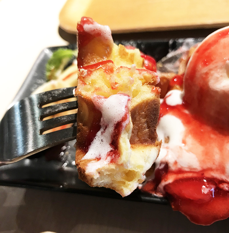 東急ハンズ渋谷店 期間限定「春の苺メニュー」フレッシュ苺とバナナのワッフル