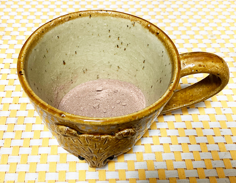 DANDELION CHOCOLATE（ダンデライオン・チョコレート）　粉をカップに入れたところ