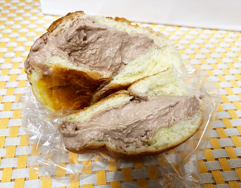 TRUFFLE Bakery(トリュフベーカリー)　生絞りクリームパン（チョコ）